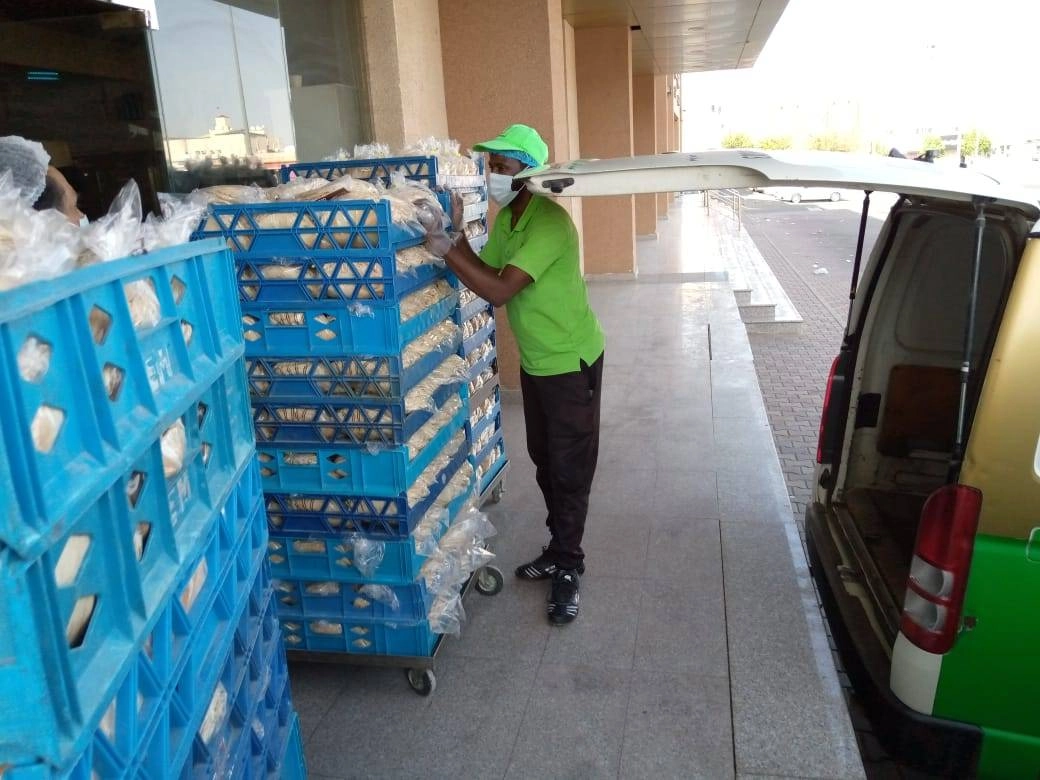 عامل خلال تجهيز الوجبات (مكة)