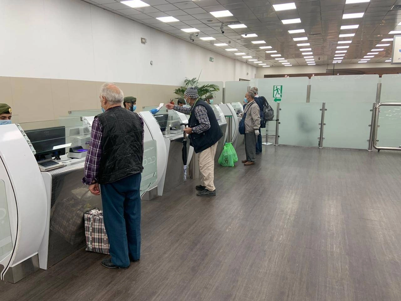 






معتمرون خلال إنهاء إجراءات السفر                                 (مكة)