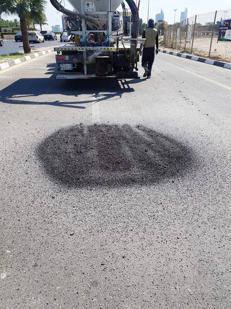 من أعمال معالجة الحفر والتشققات  (واس)