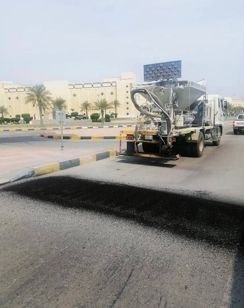 






من أعمال معالجة الحفر والتشققات                        (واس)