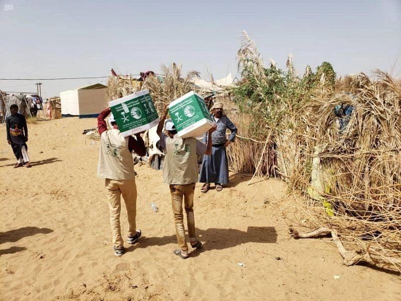توزيع المساعدات الإنسانية على النازحين (واس)