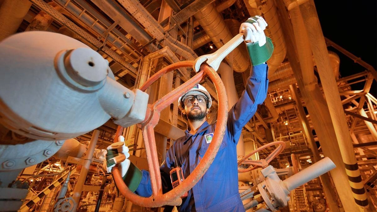 مهندس أثناء عمله  (أرامكو)