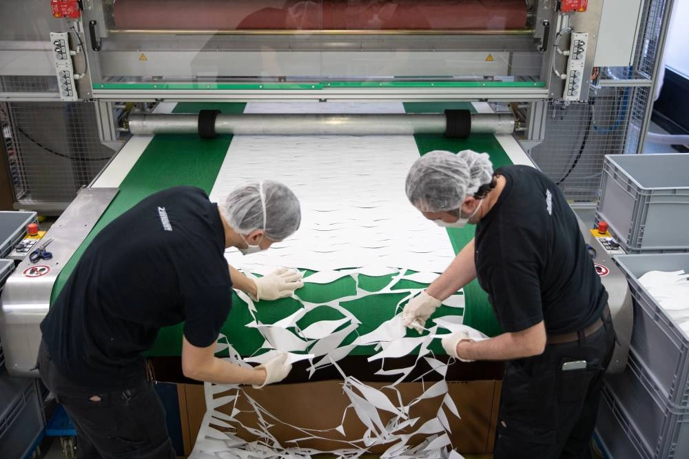 






موظفون في شركة ألمانية يصنعون كمامات طبية            (د ب أ)