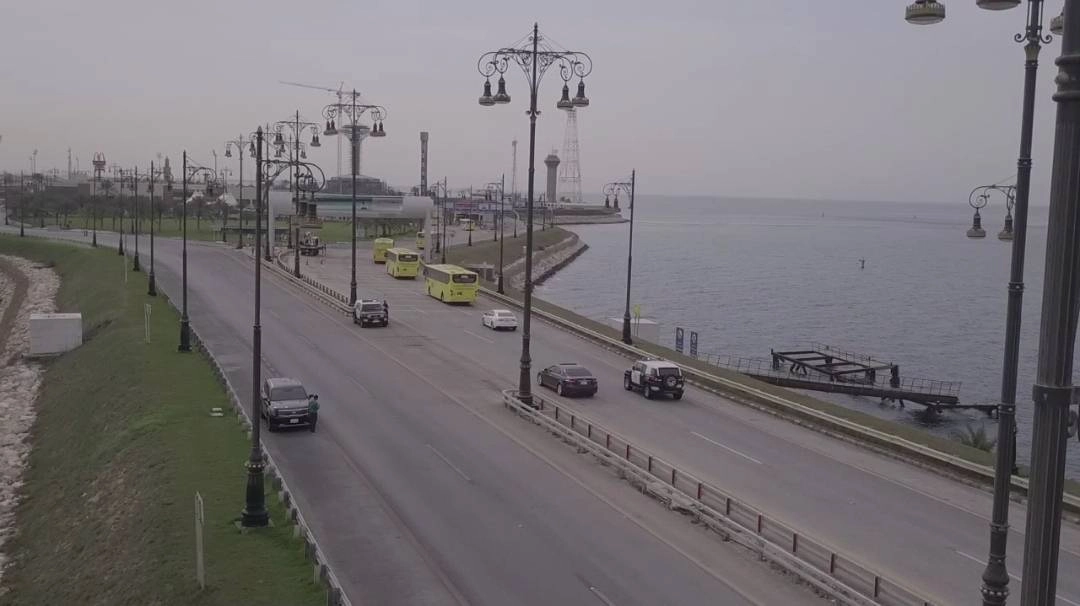 وصول مجموعة من المواطنين الراغبين في العودة من خارج المملكة عبر جسر الملك فهد