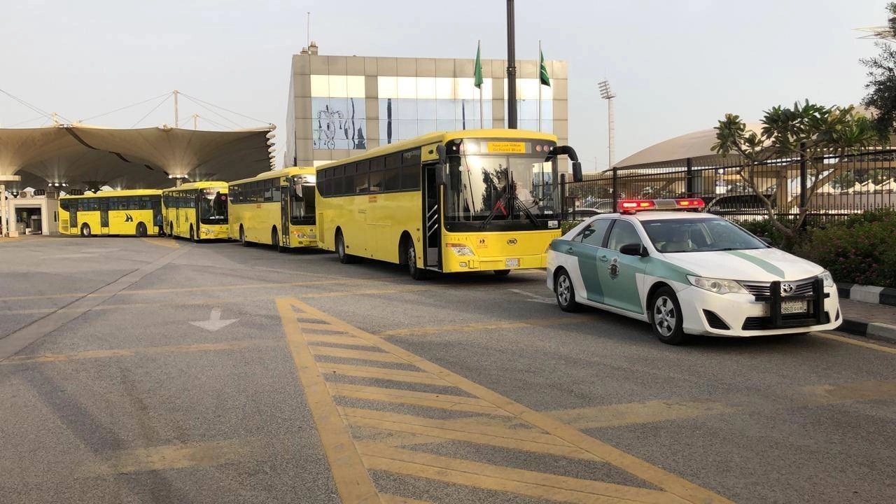 وصول مجموعة من المواطنين الراغبين في العودة من خارج المملكة عبر جسر الملك فهد