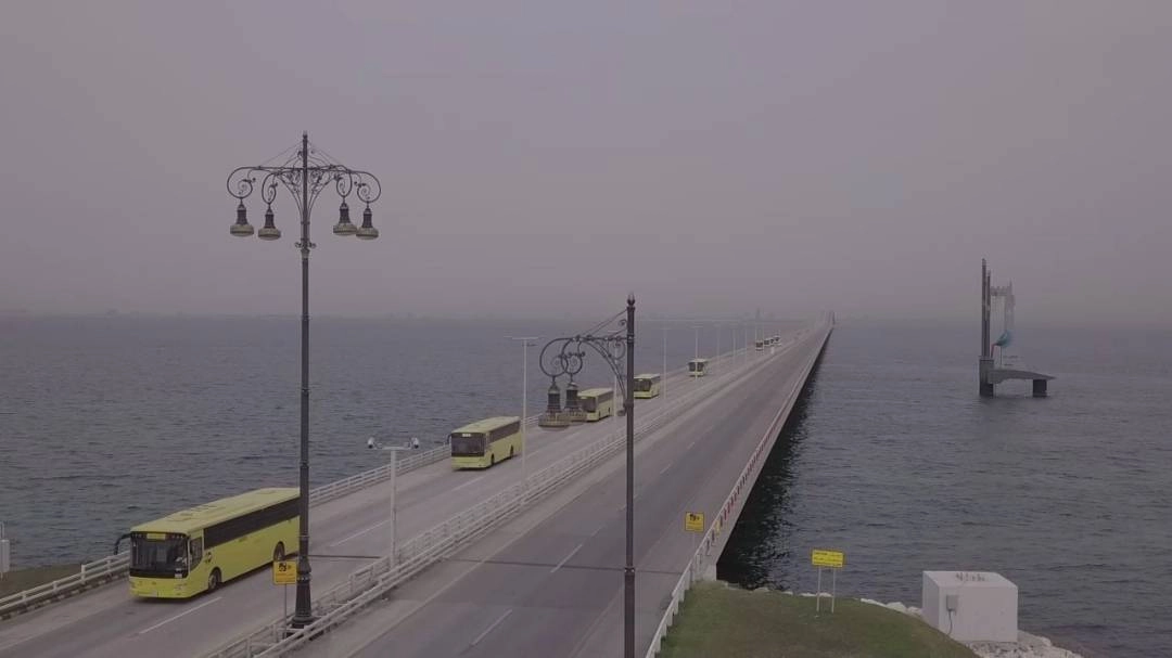 وصول مجموعة من المواطنين الراغبين في العودة من خارج المملكة عبر جسر الملك فهد