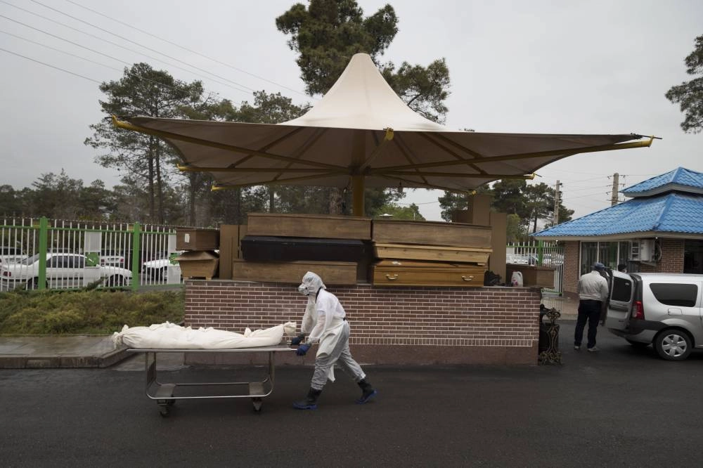 






إيراني يدفع جثمان أحد المصابين بكورونا                                 (د ب أ)