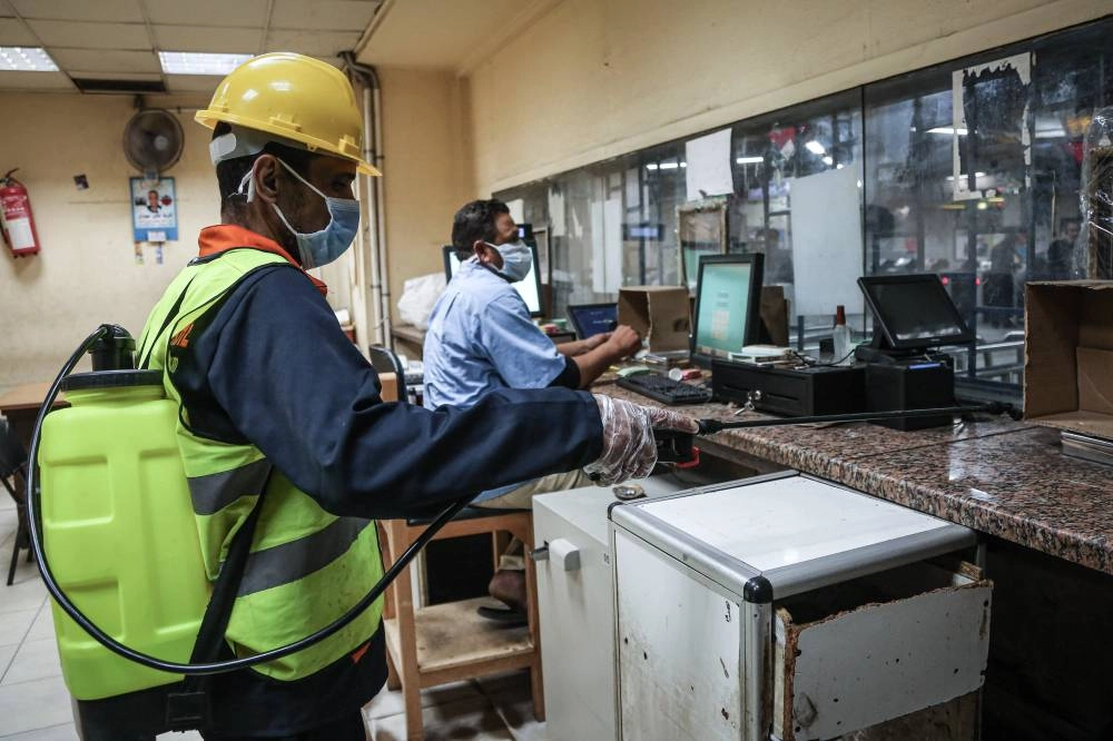 عامل يرش مطهرا في محطة مترو الانفاق بالقاهرة (د ب أ)