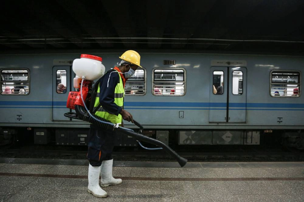 






عامل يرش مطهرا في محطة مترو الأنفاق بالقاهرة   (د ب أ)