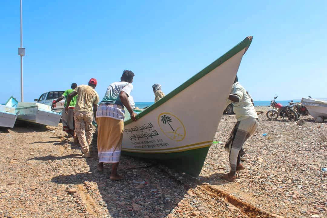 "إعمار اليمن" يؤمن العمل لـ 300 صياد في سقطرى