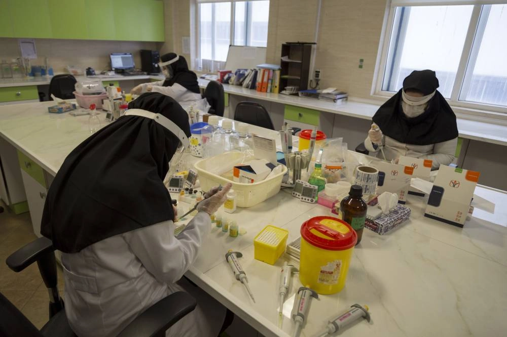 






فريق طبي إيراني يعمل على علاج كورونا                   (د ب أ)