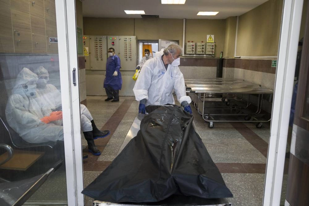 






تكفين أحد المتوفين الإيرانيين من كورونا