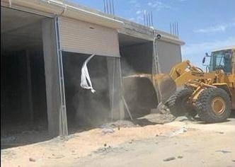 بلدية طيبة تزيل عدد من المحال التجارية والمسالخ المخالفة