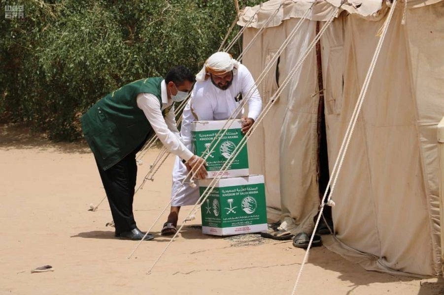 






تسليم السلال الغذائية للمحتاجين بمأرب   (واس)