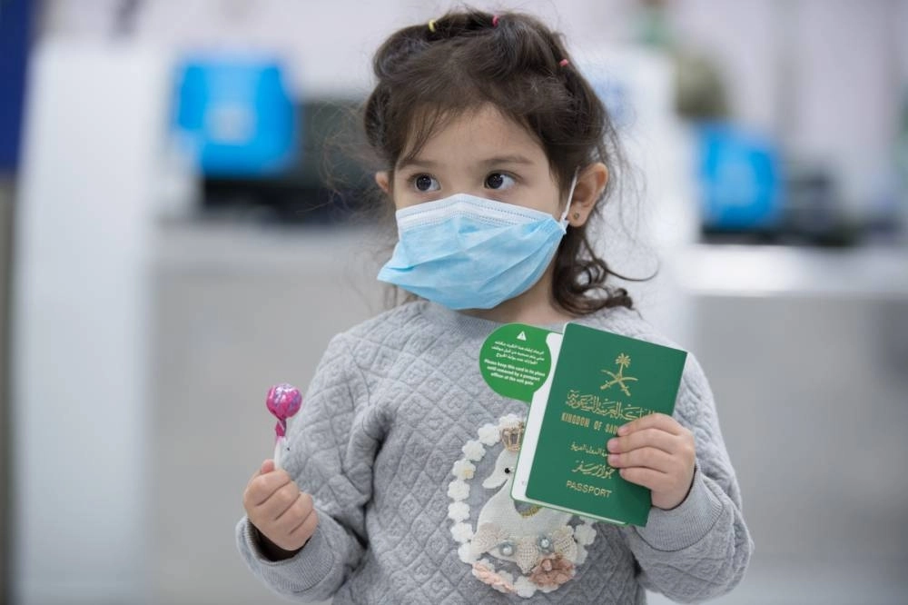 طفلة تستعد لإنهاء الإجراءات بالمطار   (مكة)