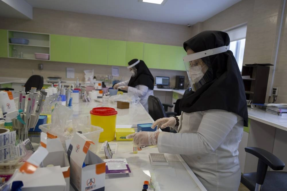 ايرانيات في مركز تحليل لفيروس كورونا (د ب أ)