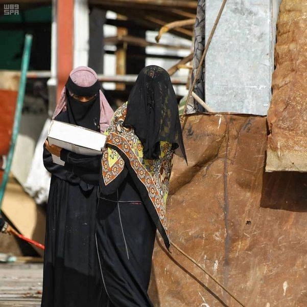 






يمنيتان تتسلمان هدية السعودية من التمور