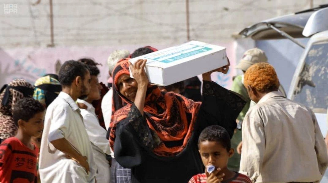 






يمنية تحمل كرتون تمر بعد تسلمه من مركز الملك سلمان                (واس)