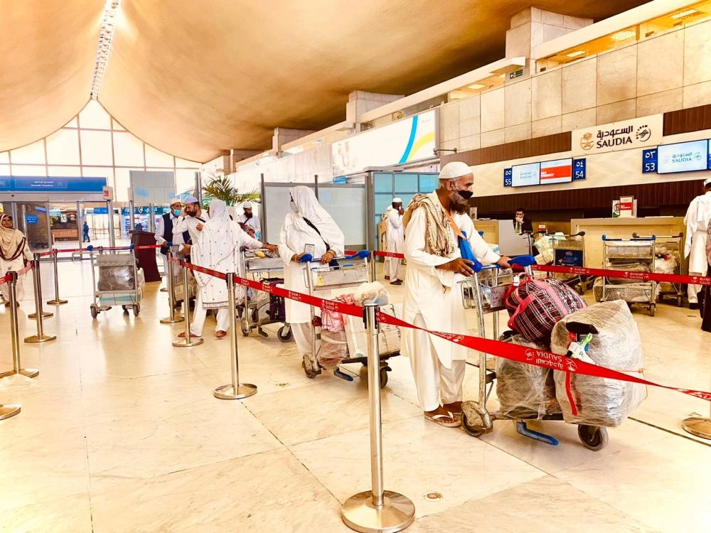 






معتمرون ينهون إجراءات سفرهم                                                                 (مكة)