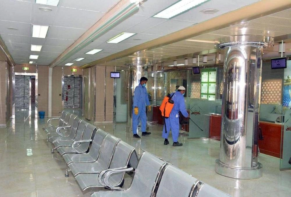 من تعقيم صالات المراجعين  (مكة)