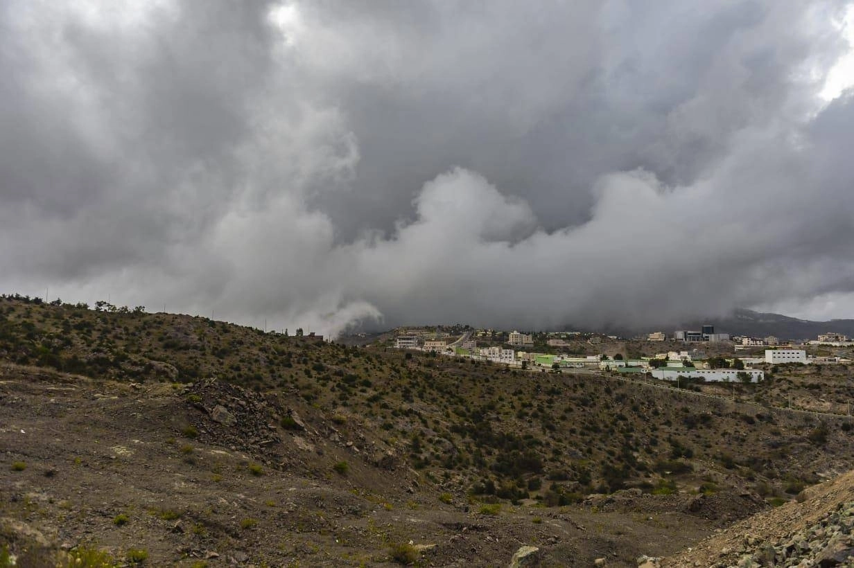 






الضباب يغطي قمم الجبال في الباحة        (مكة)