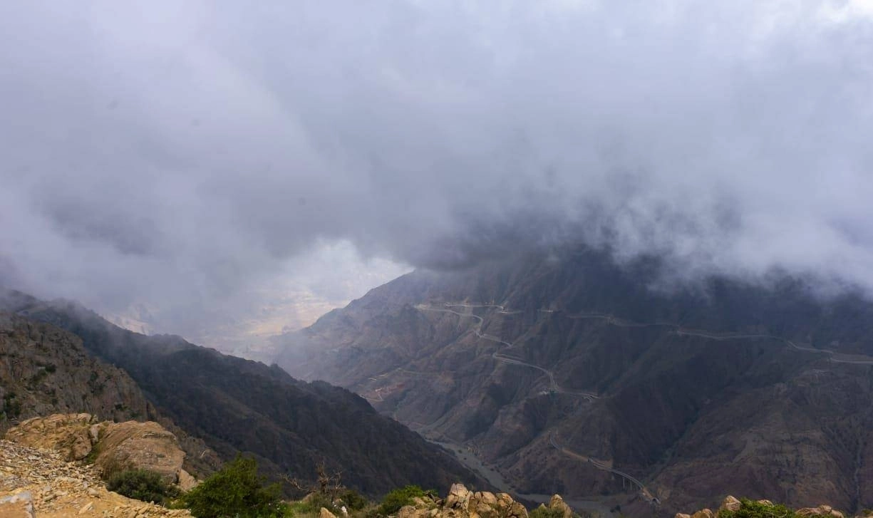 الضباب يغطي قمم الجبال في الباحة (مكة) 
