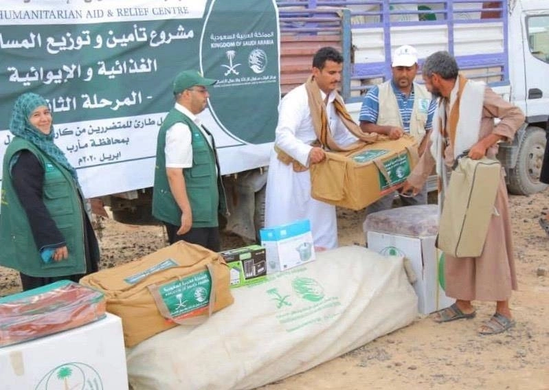 






توزيع مواد إيوائية للمتضررين                               (واس)