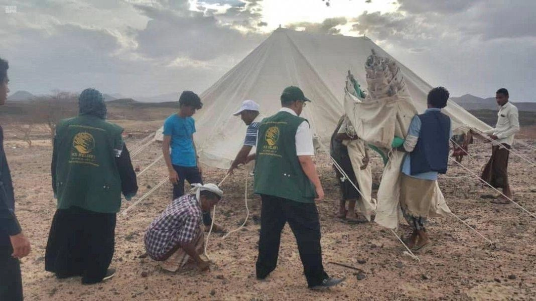 المركز يتولى إنشاء خيمة لإحدى الأسر (واس)