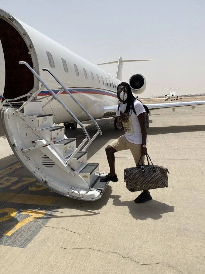 جوميز في سلم الطائرة