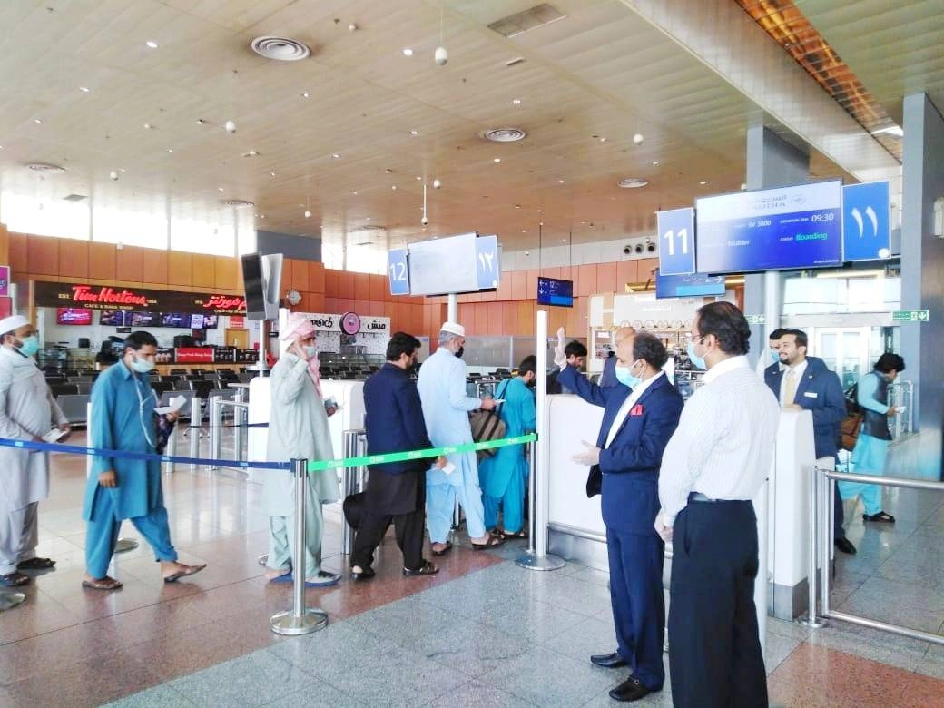 معتمرون باكستانيون لدى مغادرتهم مطار جدة (مكة)