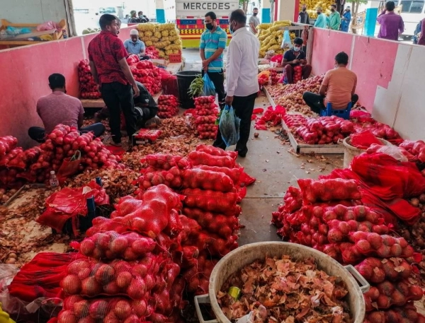  تعبئة البصل بطريقة عشوائية في حلقة الكعكية بمكة (تصوير /أنس الحارثي)