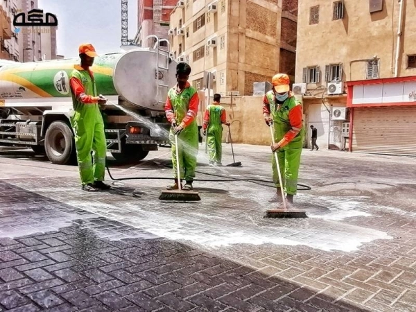 من عمليات تعقيم وتنظيف حي الحجون بمكة ( أنس الحارثي)