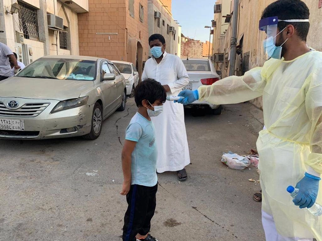 فحص أحد الأطفال (مكة)