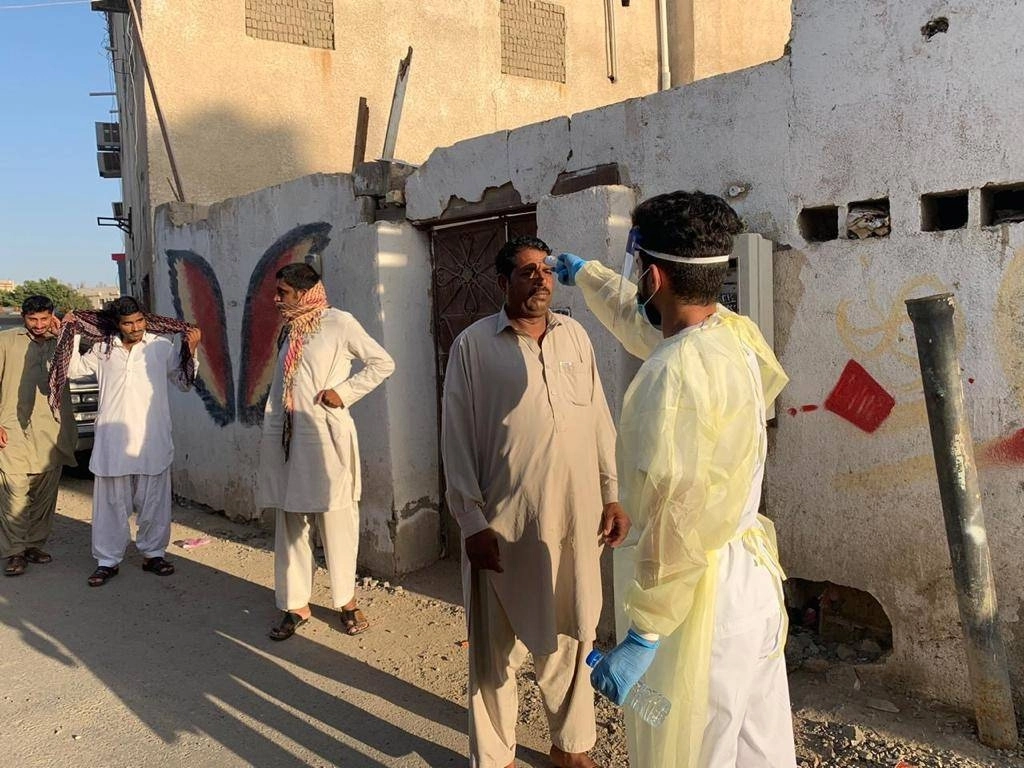 فحص عمالة أمام أحد المساكن  (مكة)