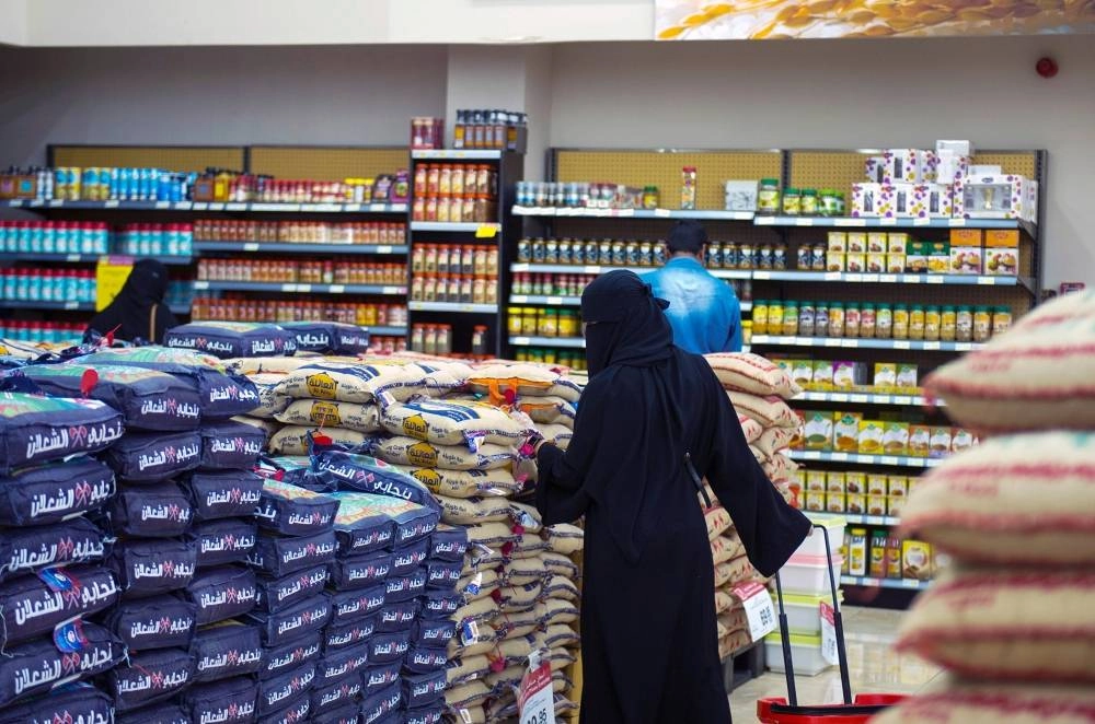 متسوقة داخل أحد المراكز الغذائية بالقصيم