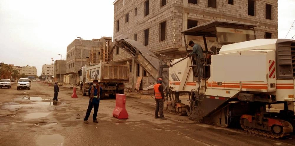 صيانة لأحد الشوارع في سيهات استكمالا لعملية التنمية