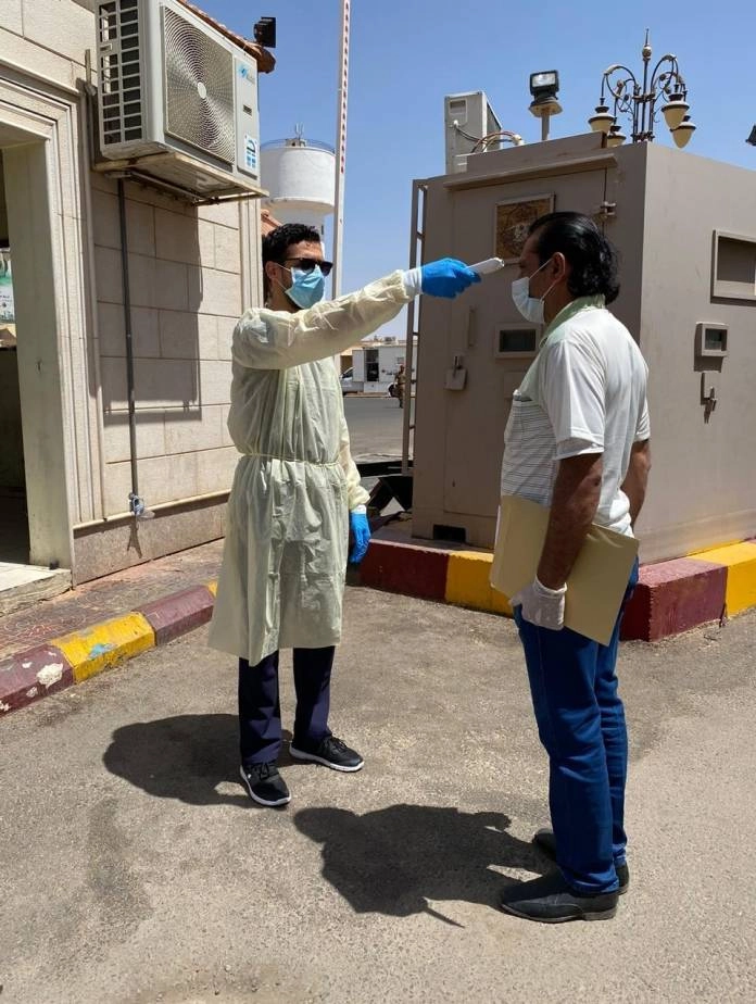 متطوعو نبض الحياة بتبوك خلال مشاركتهم في المسح النشط