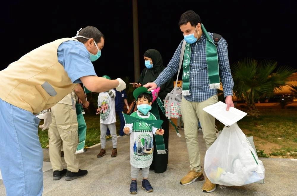 عائلة سعودية لدى وصولها إلى مطار حائل ضمن الرحلات المخصصة لعودة المواطنين من الخارج 