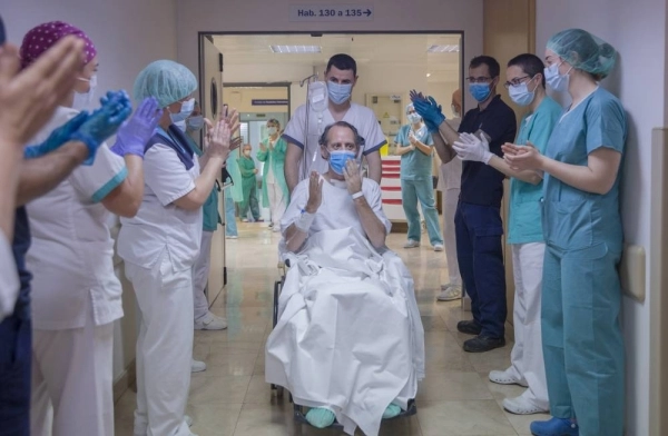 طاقم طبي في مستشفى بإسبانيا يحيي آخر مصاب بكورونا يغادر العناية المركزة (د ب أ)