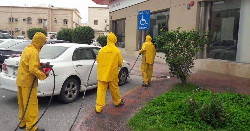 من أعمال النظافة والرش والتعقيم  ورفع النفايات والأنقاض بالقطيف