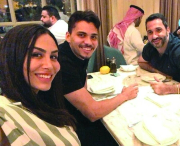 






إدواردو وزوجته ووكيل أعماله بأحد مطاعم الرياض                   (مكة)