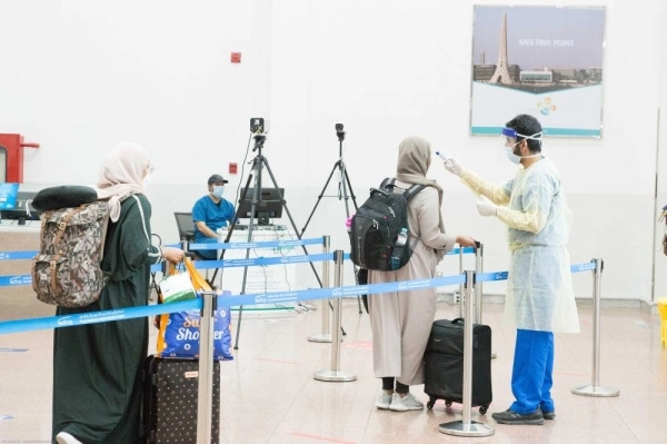 مواطنون خلال الفرز الصحي بالمطار    (مكة) 