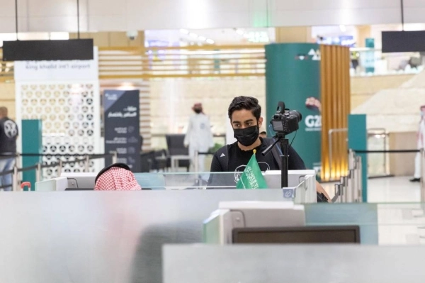 المواطنون لدى وصولهم مطار جدة          (مكة)