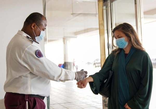 






أحد الإجراءات الاحترازية لمتسوقة قبل دخولها أحد المولات بالرياض بعد السماح 
لها بفتح أبوابها