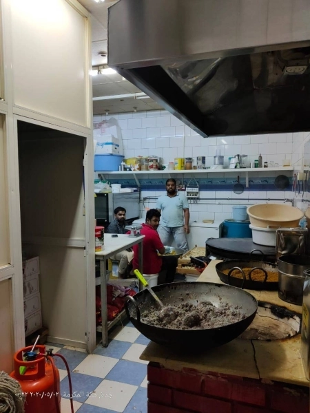 جانب من مداهمت بلدية الجنوب الفرعية موقعا مجهولا بحي العدل (مكة)