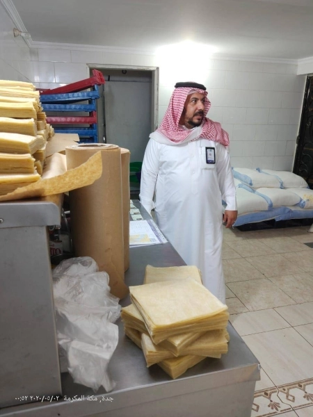 جانب من مداهمت بلدية الجنوب الفرعية موقعًا مجهولاً بحي العدل  ( مكة )
