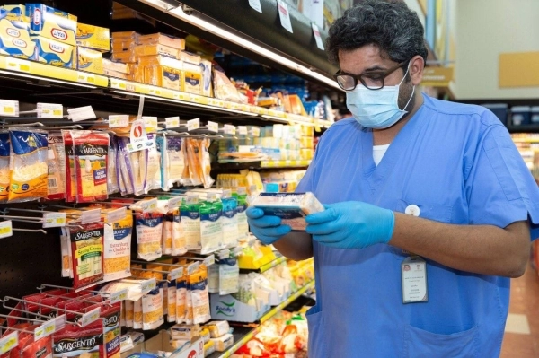 أحد المراقبين يتأكد من سلامة المنتجات الغذائية