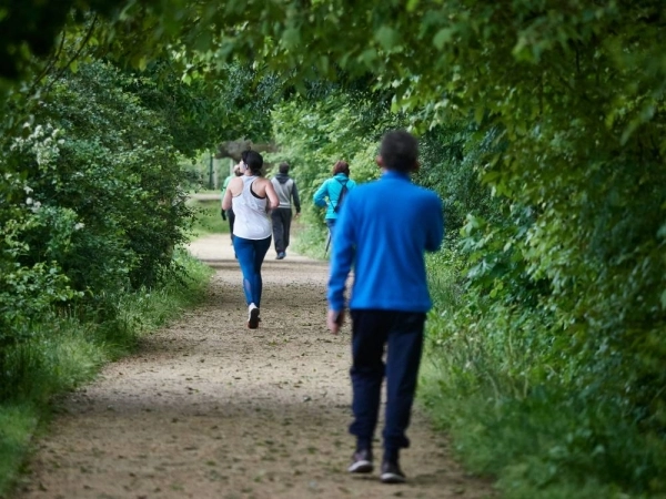 



إسبان يمارسون الرياضة بعد تخفيف الحظر       (د ب أ)