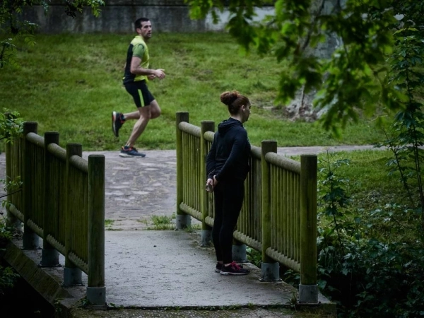 إسبانيون يمارسون الرياضة بعد تخفيف الحظر (د ب أ)