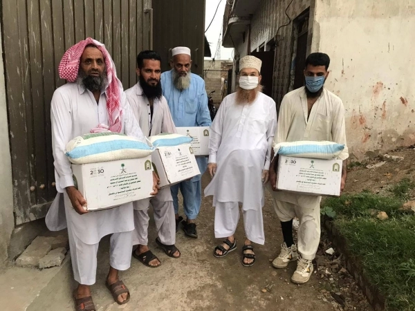 






جانب من توزيع السلال الغذائية                                    (مكة)